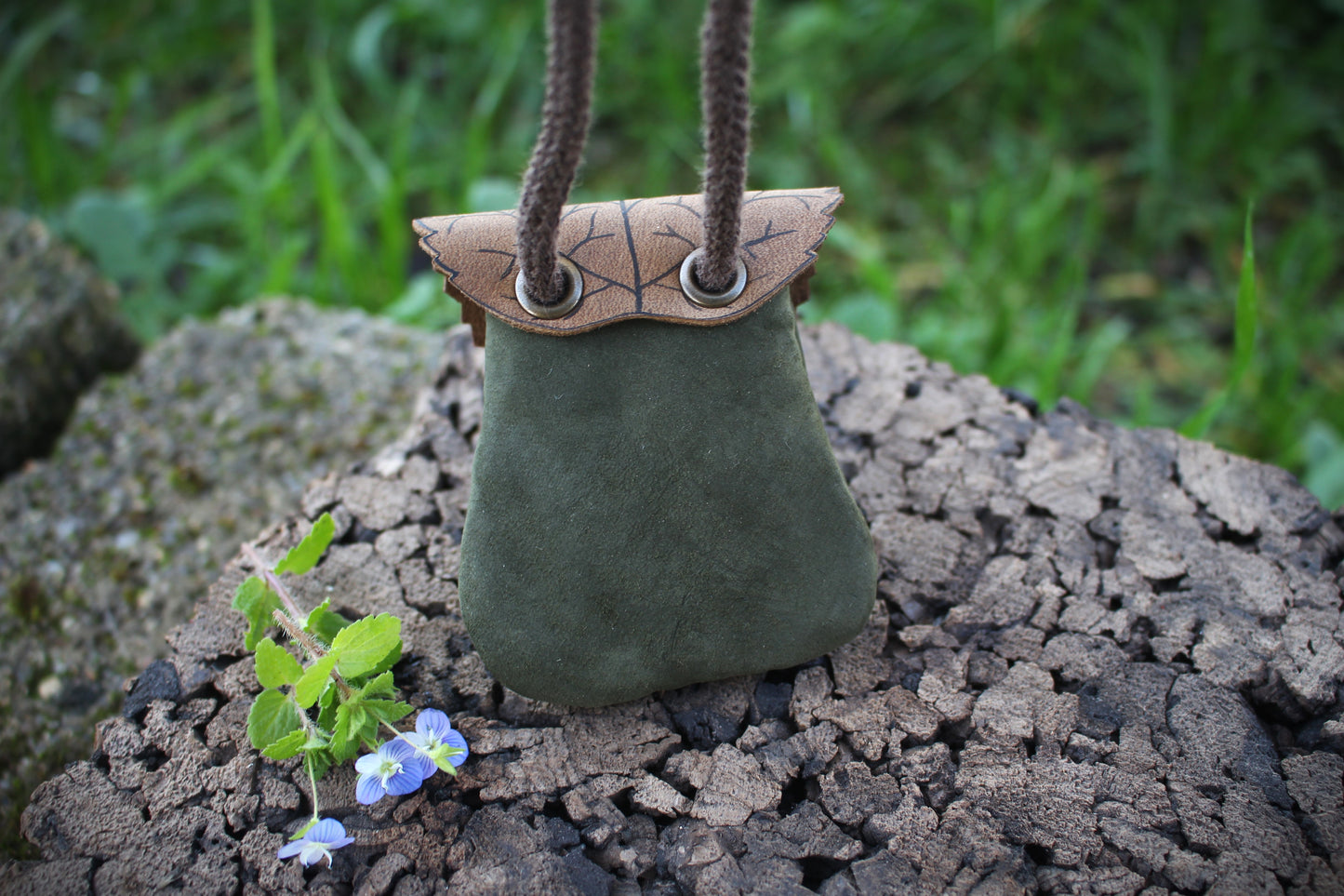 Necklace Leaf Pouch